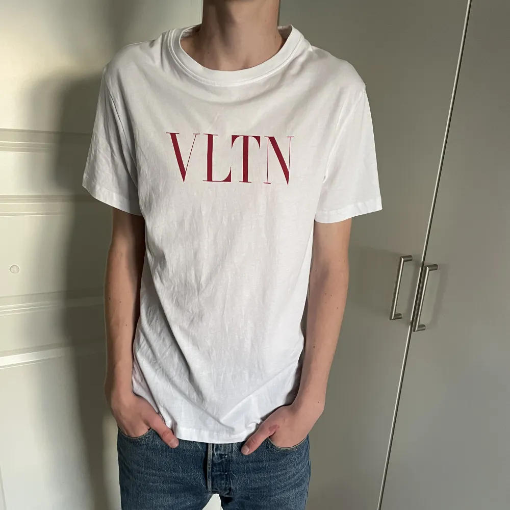 Säljer denna Valentino T-Shirt som är helt ny! Storlek S. Tagsen sitter kvar!  Hör gärna av dig om du har frågor!. T-shirts.