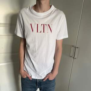 Säljer denna Valentino T-Shirt som är helt ny! Storlek S. Tagsen sitter kvar!  Hör gärna av dig om du har frågor!