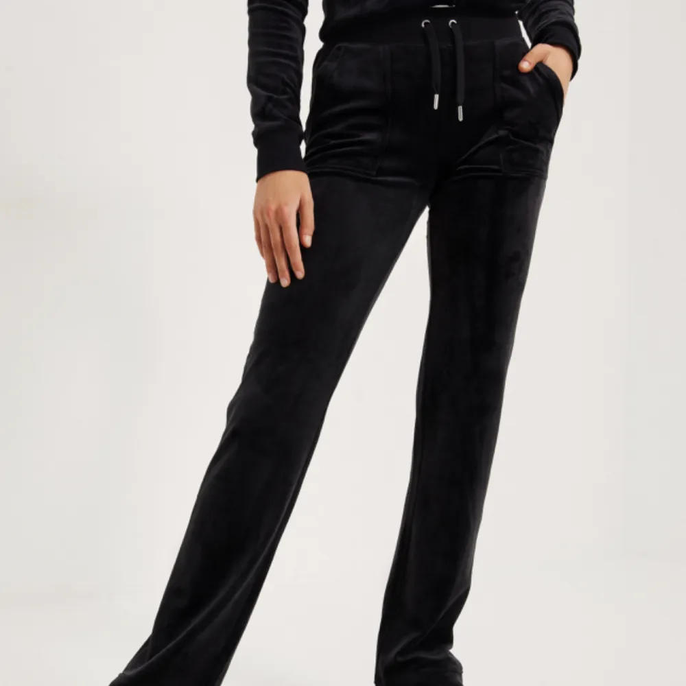 Ett par svarta Juicy Couture byxor i storlek xxs 🖤andvända i bra skick. Jeans & Byxor.