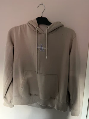 Hoodie😍 - Jätteee fin hoddie från calvin klein tyvär inte ofta använd för förstod använd Max 3 gånger