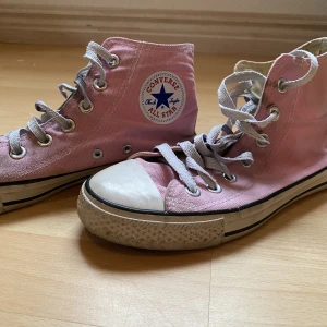 Rosa converse🩷 - Unika converse🩷 Storlek 38-39 minns inte riktigt då lappen försvunnit på insidan. Använt skick, lite smutsiga vilket syns på bild 3. Priset kan diskuteras såklart!