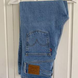 Fina jeans från Levis i storlek w28 och längd 27. Endast använda ett fåtal gånger i ett väldigt fint skick, som nya. Ordinarie pris 1349kr Vid snabb affär kan säljas billigare☺️