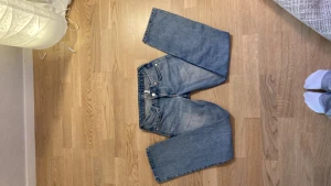 Arrow Low Straight Jeans  - Säljer dessa Arrow Low Straight Jeans från WEEKDAY✨🫶