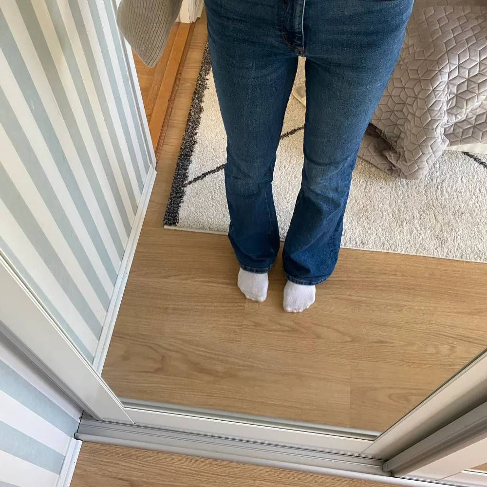 Säljer dessa snygga jeansen från zara. Längden är perfekt för mig som är 174 cm. . Jeans & Byxor.