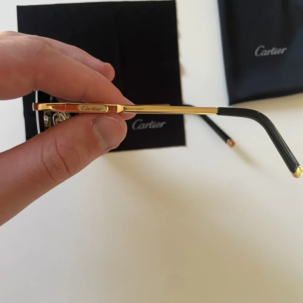 Jag säljer svarta Cartier Glasögon.  Dom är helt Nya och säljs eftersom de är för små. Priset Diskuteras och jag kan mötas mellan Högdalen och T-centralen. Allt på Bilderna följer med.. Accessoarer.