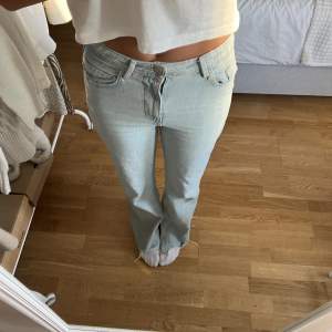 Ett par långa ljusa jeans ifrån Zara i stl 38💛 dem är knappt använda 