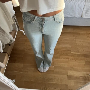 Långa jenas - Ett par långa ljusa jeans ifrån Zara i stl 38💛 dem är knappt använda 