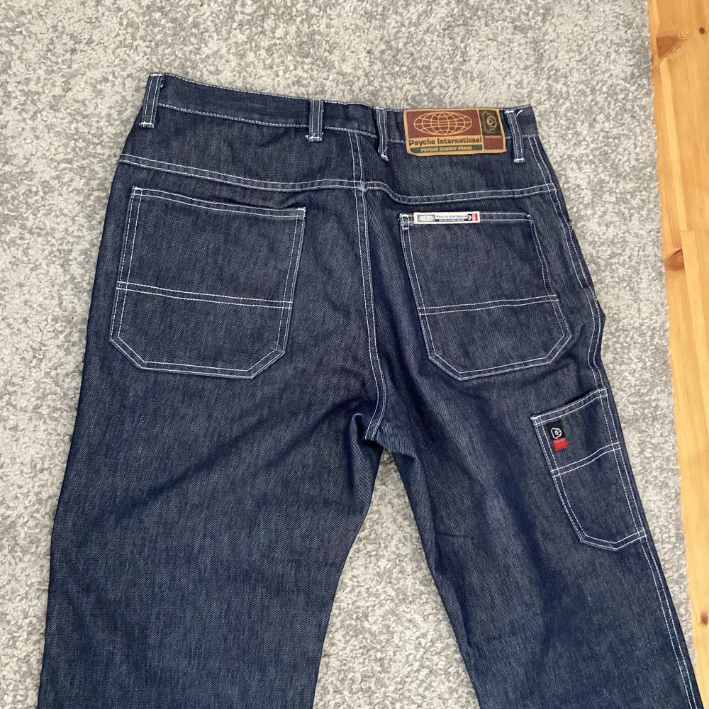 Mörkblåa jeans som jag köpt på plick. Säljer för att dom tyvärr är lite lite för korta på mig som är 175 cm❤️ Skriv om du vill ha midjemått eller fler bilder❤️. Jeans & Byxor.