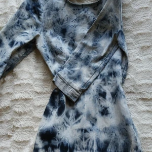 Jeans klänning - Kort klänning med långa ärmar. Öppen i ryggen med knäppning i nacken.