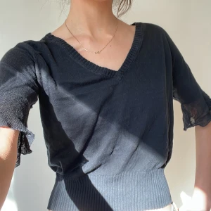 Svart tshirt - Svart T-shirt med volangärmar, lite varmare Frakt kostar 44kr!