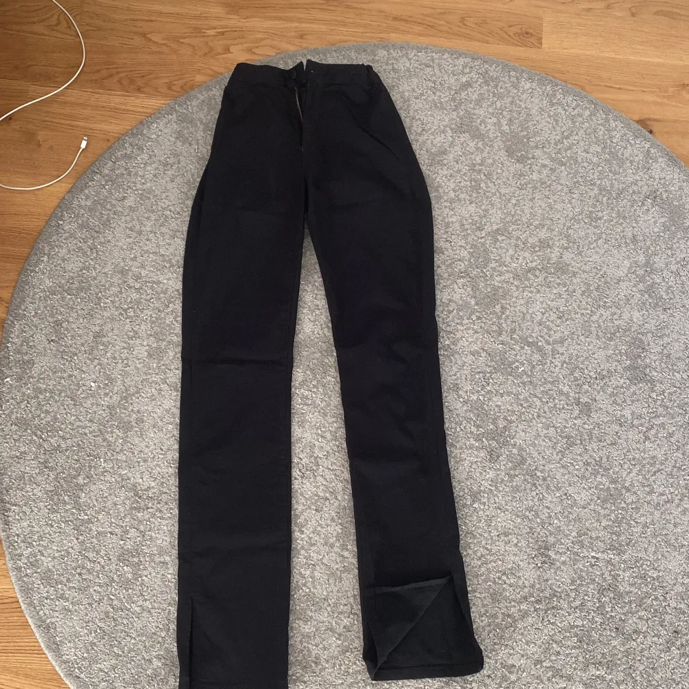 Säljer dessa kostymbyxor från Kappahl som köptes för 180kr med slits men säljs nu för 90kr+frakt💗. Jeans & Byxor.