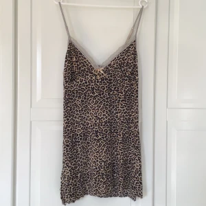Leopard slipdress - Nattlinne/slipdress i leopard mönster⭐️ spetskant på överdelen oxh en lettuce hem och slits på sidorna. Två små hål uppe på ryggen tyvärr, från en säkerhetsnål😌 Osäker på om jag vill sälja därför lite dyrare💗