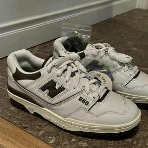 New Balance 550 Aime Leon Dore  - Helt nya New Balance 550 Aime Leon Dore (ALD) säljes pga att de tyvärr är något för små för mig.  Storlek 41,5.  Aldrig använda och två nya skosnören följer med. 