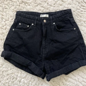 Jeansshorts - Fina svarta jeans shorts från Gina. Säljer då de är lite små. Storlek 34. Användt fåtal gånger. 