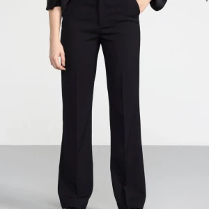 Kostymbyxor  - Säljer dessa kostymbyxor ifrån Lindex, Fiona. Kommer aldrig till användning då jag använder andra kostymbyxor. Nyskick. Ordinarie pris 599kr 