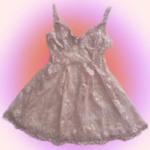 Rosa mini klänning - Jättegullig rosa klänning köpt från yesstyle! Storlek L men passar mer M,  dock är den stretchig och formar efter kroppen. Andra bilden är lånad, skickar inte bilder då den är see through!💞