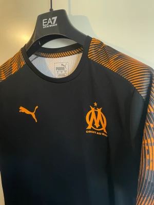 Marseille t-shirts tröja träning fotbollströja Frankrike - Skick: 7/10 Storlek: S Säljs då jag flyttar ut och behöver bli av med mycket. 