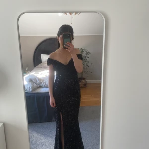 Svart glittrig balklänning  - Jättefin svart glittrig balklänning, använd en gång!💗