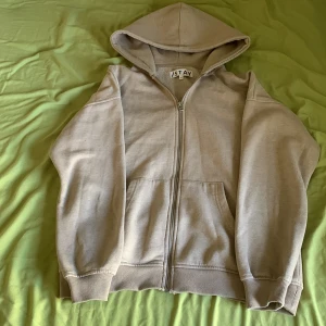 Oversizes Tröja - En beige oversized tröja! Står XS men skulle säga att den är S-M! Säljer pga att den inte bli använd:)