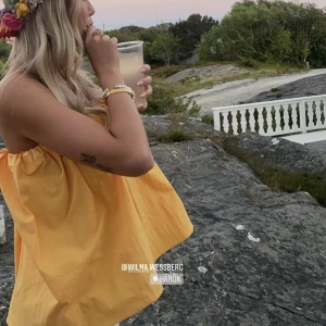 Orange Topp - Orange topp från zara. Super fin men kommer inte till användning längre. Färgen är mer som försts bilden. Super fin sommar topp☀️ storlek xs