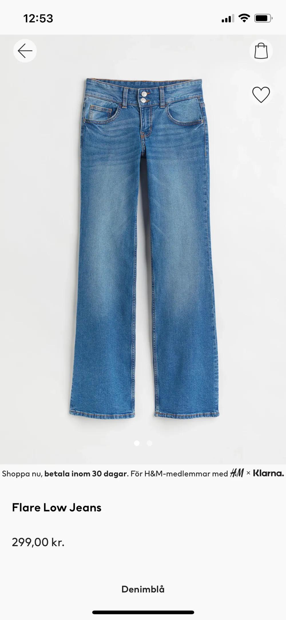 Säljer dessa populära Flare Low Jeansen från h&m. De är stretchiga, trendiga och sköna!! Jag har storlek 38 men säljer då de aldrig kommit till användning tyvärr. . Jeans & Byxor.