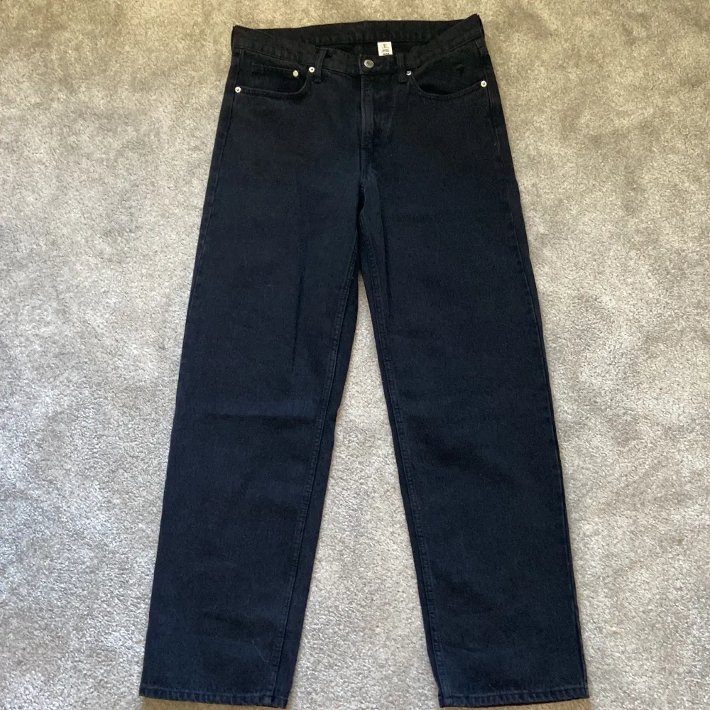 Säljer dessa jeans. Aldrig använd dem. Orginalpris: 299kr Fråga gärna om ni undrar något!. Jeans & Byxor.