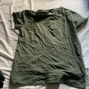 En grön T-shirt i storlek xs men skulle säga att den är en s i storleken. Knappt använd.