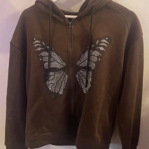 Fjärilhoodie - En brun dragkedjehoodie