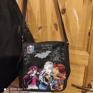 Monster high väska - Snygg månster high axelväska. Den är i fint skick utan nåt slitet