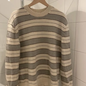 BEIGERANDIG TRÖJA - ARKET - Säljer min riktigt sköna och fräscha stickade tröja från arket. Inköpspris 790 kr. Tröjan är i storlek M. Om du har några frågor så skriv!
