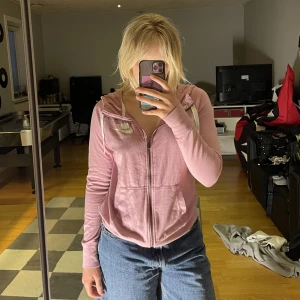 Vintage NIKE - Ett vintage sätt av NIKE i storlek M /S. Super skönt och luftigt. Tröjan har ett litet hål på fickan som inte är synligt (kan skicka bild) Du kan köpa tröja eller byxorna separat 175kr st eller 300kr för båda😊👍🏻Priset kan diskuteras🎉