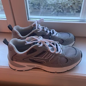 Nya sneakers - Oanvända sneakers från Pull and Bear. Passar 39/40. 