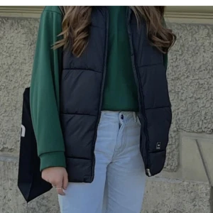 Täck väst -  perfekt väst nu till hösten!  Frakt tillkommer, skriv vid intresse! 🫶🏼