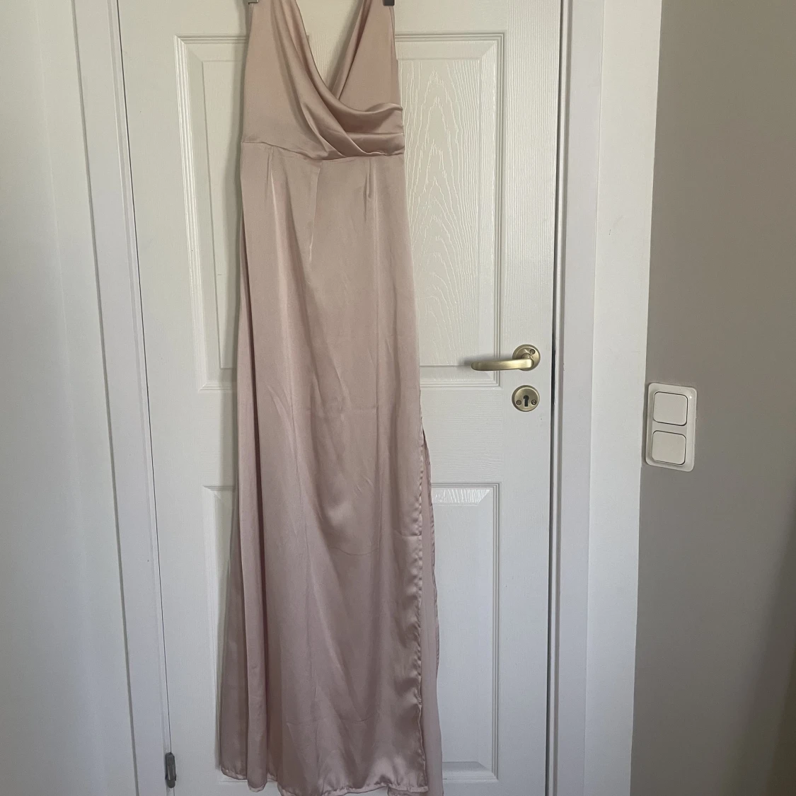 Långklänning med öppen rygg och slits