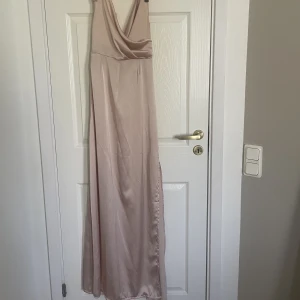 Långklänning med öppen rygg och slits - En magisk campangefärgad långklänning perfekt för bal eller i sommar🌟💖 Den har öppen tygg och slits på vänster ben, har även dragkedja på sidan🔥 Måtten är: Midja - 34 cm, Full längd - 141 cm Överdel - 24 cm, Kjoldel - 117 cm