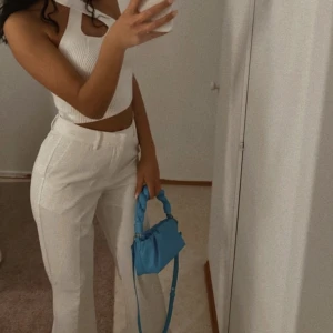 Kostymbyxor - Vita kostymbyxor i storlek 36. Som nya. Blivit för stora på mig. 