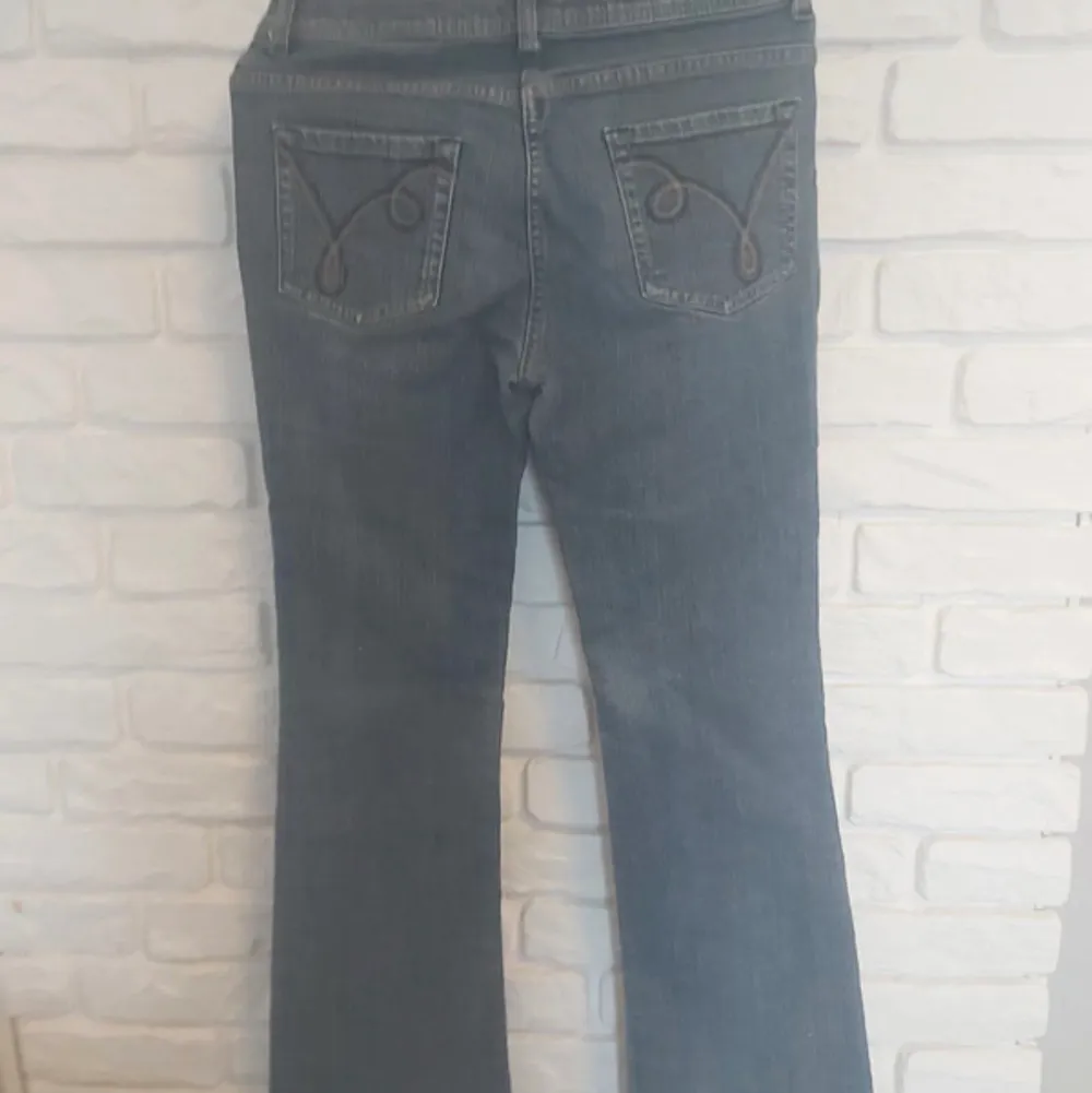 Säljer ett par lågmidjade jeans med supersöta detaljer på fickorna!. Jeans & Byxor.