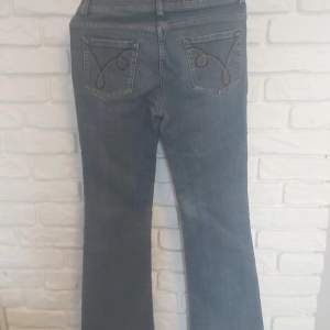 Säljer ett par lågmidjade jeans med supersöta detaljer på fickorna!