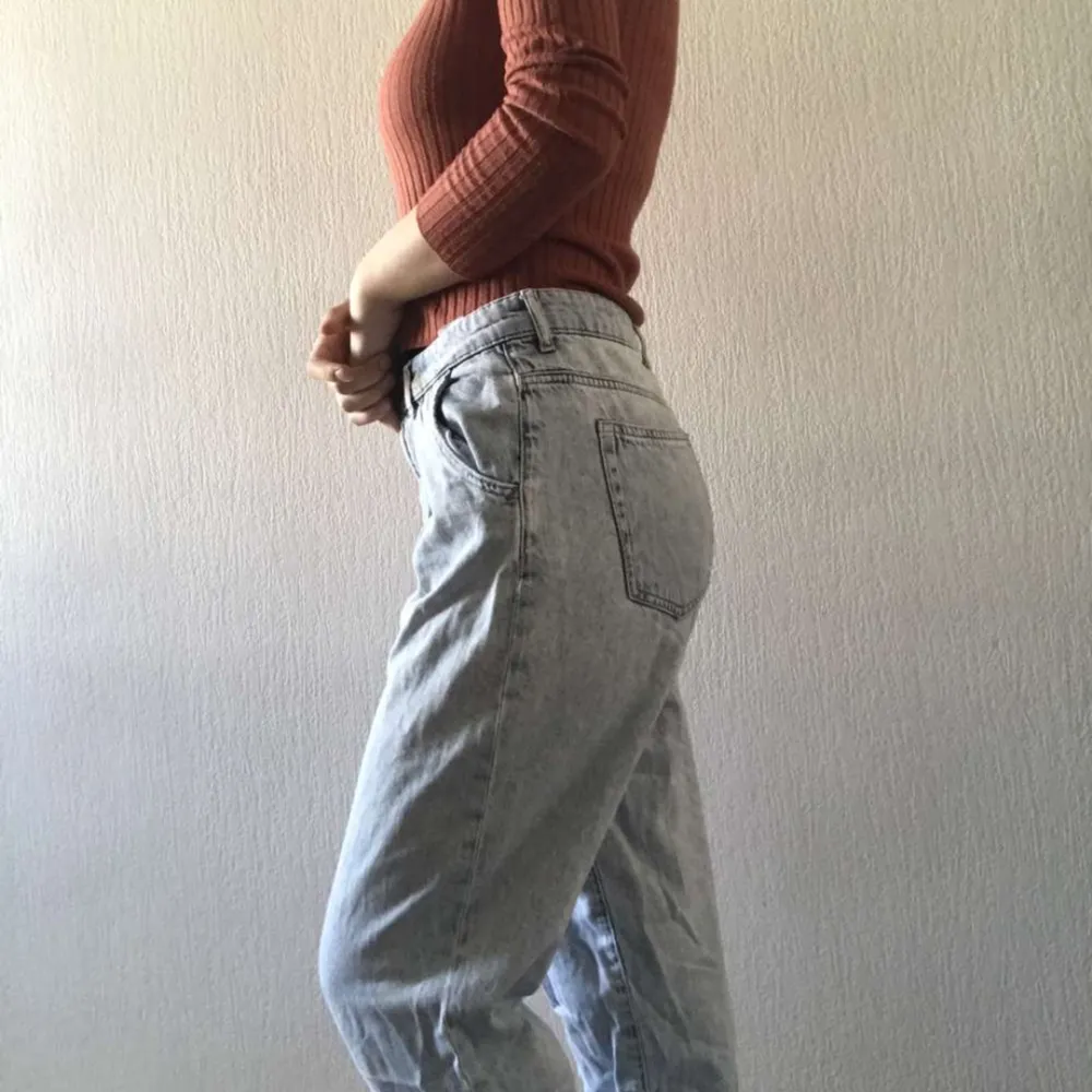 Vill sälja dessa fina jeans som jag har köpt från h&m🤍 de passar inte mig längre♥️ orginala priset var 320 kr. Jeans & Byxor.