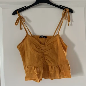Topp - En gul topp från SHEIN.