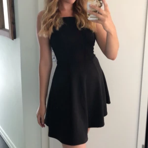 Oanvänd! - I fint skick! Öppen i övre delen av ryggen. Superfin men kan inte ha den storleken. Passar xs/s