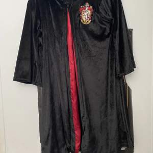 Gryffindor Harry Potter mantel i bra skick 