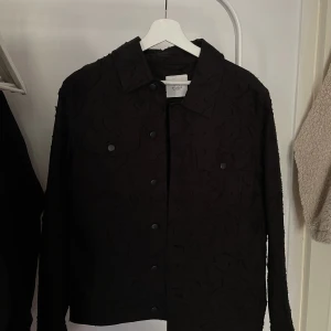 HM studio denimjacket - A cool patterned jeans jacket from HM studio. A lot of pockets, inside too.  Condition: New- never worn. Size for men: S/ M Size for women: L