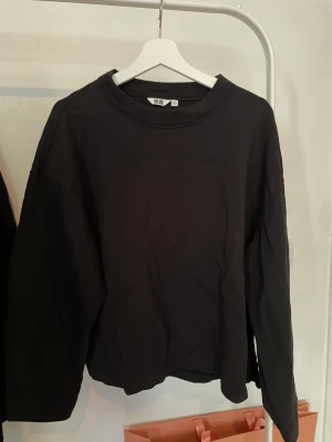 Uniqlo sweatshirt - A boxy black sweatahirt from Uniqlo. Condition: New- never worn. Size: S
