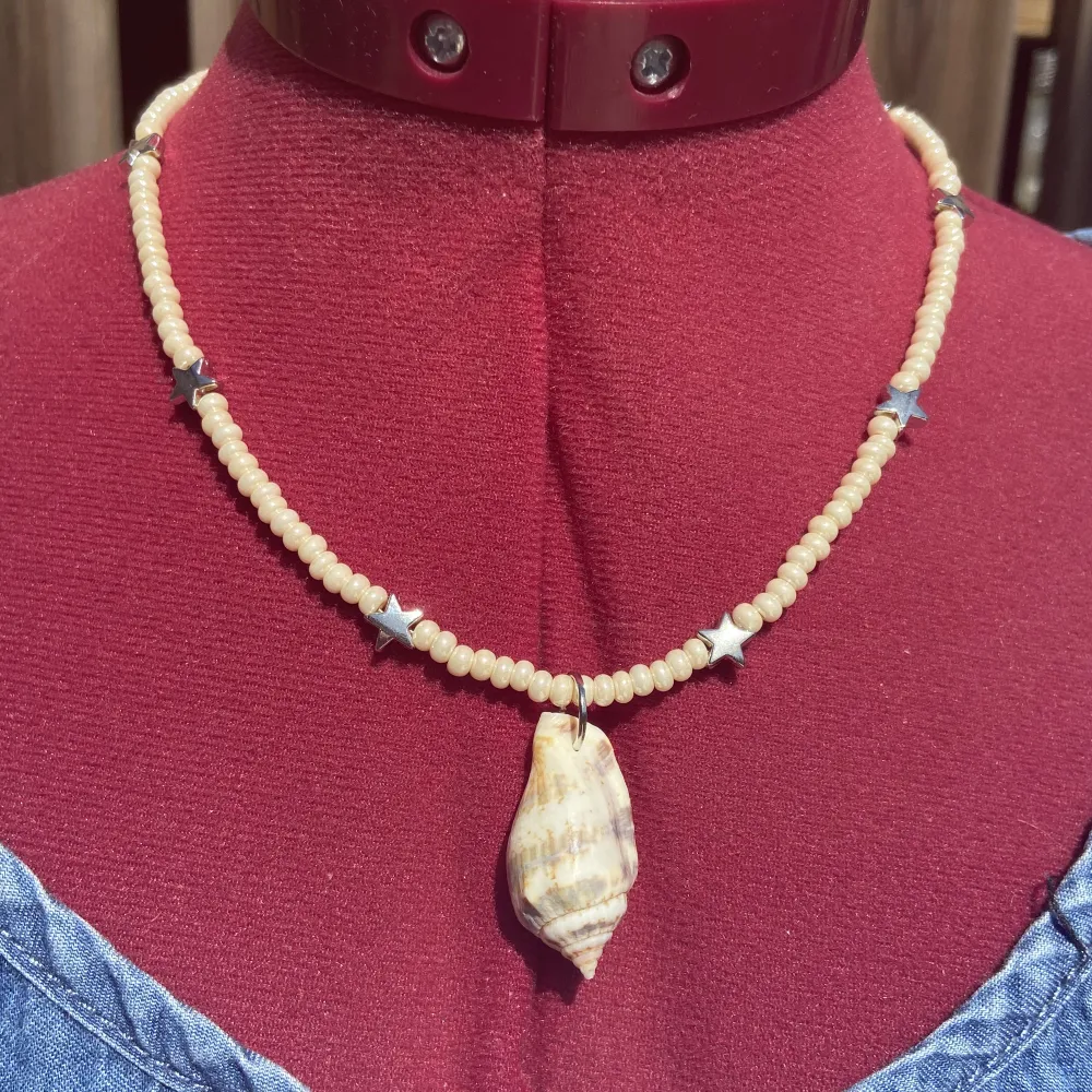 Egengjort Supergulligt halsband gjort med smyckeswire, glaspärlor, stjärnor i metall och en snäcka! Längd är cirka 45 cm. . Accessoarer.
