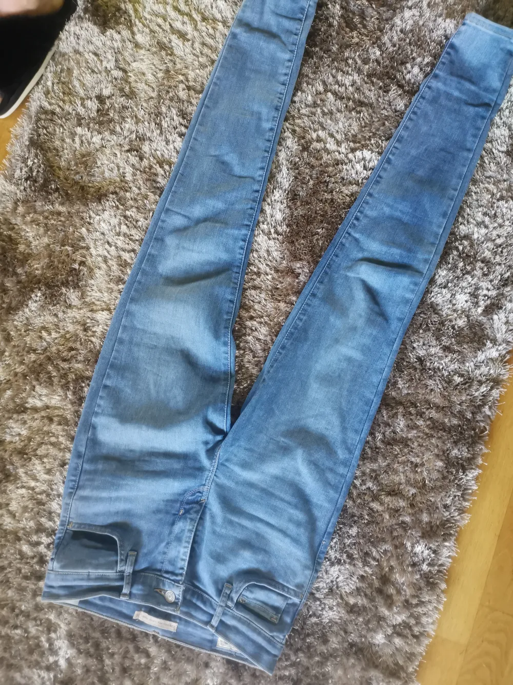 Jätte fina levis jeans, använda väldigt fåtal gånger. Inga slitningar eller fläckar. Storlek 26 och är lite strechiga i materialet. . Jeans & Byxor.