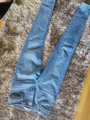 Jätte fina levis jeans, använda väldigt fåtal gånger. Inga slitningar eller fläckar. Storlek 26 och är lite strechiga i materialet. 