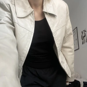 Beige skinnjacka - Säljer denna beige skinnjackan i storlek 36
