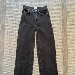 Ett par svarta jeans från lager 157 i otroligt bra skick. Kavliten har varit över förväntan då de är som nya, dock inte använt jätte mycket. Vida, långa, högmidjade super sköna jeans. Tyvärr för små för mig nu men hoppas de kommer till användning igen💕