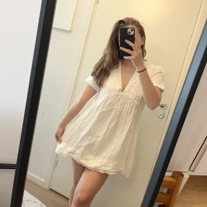 Klänning zara - Superfin vit klänning från Zara. Perfekt till sommaren. 